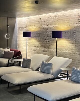 Strolz Leuchten im neuen Wellnessbereich im Hotel Petersboden in Oberlech #wellness #oberlech #hotelspa #interiordesign #seide #licht #spaday #interiorstyling #interiortips #sustainableliving #wellnesslifestyle #stehleuchte #spa #design #farbe #nachhaltig @hotelpetersboden @visitvorarlberg @werkraum.bregenzerwald @marke_vorarlberg