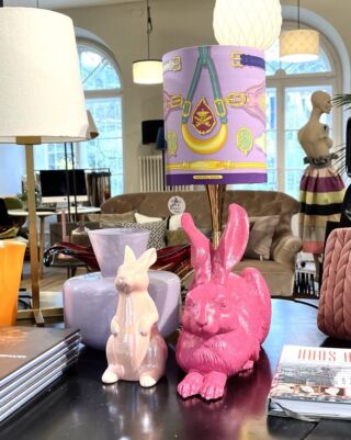 Osterhasen bei Strolz - ein kleines Kunstwerk der Hase von Albrecht Dürer #albertina #kunst #dürer #wien #hase #pink #art #hermes #deko #interior @visitvorarlberg