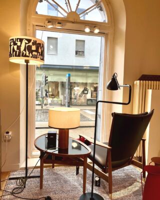 Regenpause nützen und den neuen Stuhl aus dem Hause Fin Juhl ansehen #licht #whiskychair #matteo Thun #walnussholz #handwerk #design #lebensbegleiter♥️ @houseoffinnjuhl @matteothun @meisterstrasse @visitbregenz @bregenzentdecken