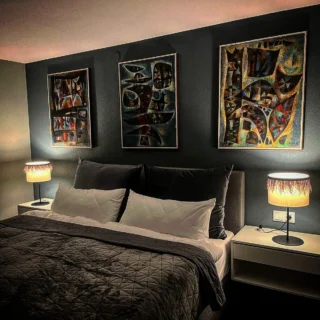 Cooles Gästezimmer oder? Hier träumen selbst die Lampenschirme #licht #design #lampenschirme #lampenschirmehandgemacht #gästezimmerdeko #gäste #atmosphäre #handwerk #interiordesigninspiration interiordesignn# wohlfühlen #bregenz @werkraum.bregenzerwald @visitbregenz @bregenzentdecken