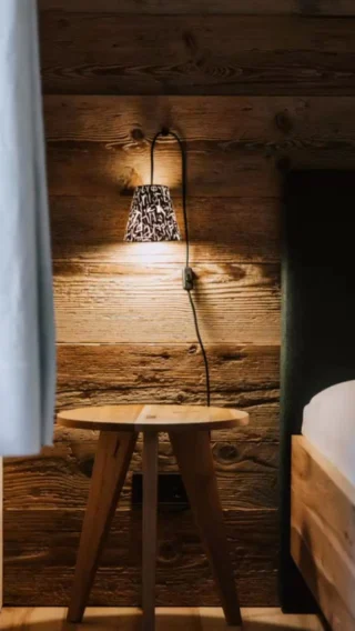 Am Schwarzenberg das Leben genießen

Bregenzerwälder Handwerkskunst – nicht überkanditelt, aber hochwertig.
Ausschließlich regionale Handwerksbetriebe und heimische Materialien prägen die neuen Zimmer in den historischen Gemäuern des Gasthauses Adler.

Jeder Raum erzählt seine eigene Geschichte – mit Materialien, die tief im Bregenzerwald verwurzelt sind.
Ein Teil der Lampenschirme wurde mit Stoffen aus der Kollektion des Schwarzenberger Künstlers Tone Fink gefertigt, andere aus Lodenstoffe oder feinem Plissee, das in seiner Struktur an die Bregenzerwälder Frauentracht, die Juppe, erinnert.

So entsteht ein lebendiges Zusammenspiel aus Textur, Farbe und Licht  #licht #bregenzerwald #handwerk #lampenschirm #interiordesign #strolzleuchten #urlaubfürdieseele #bregenzerwälderhandwerk @einfach_geniessen_vorarlberg @werkraum.bregenzerwald @gasthofadlerschwarzenberg