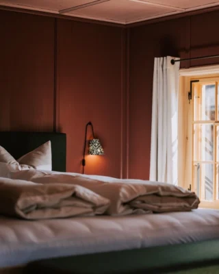 Am Schwarzenberg das Leben genießen

Bregenzerwälder Handwerkskunst – nicht überkanditelt, aber hochwertig.
Ausschließlich regionale Handwerksbetriebe und heimische Materialien prägen die neuen Zimmer in den historischen Gemäuern des Gasthauses Adler.

Jeder Raum erzählt seine eigene Geschichte – mit Materialien, die tief im Bregenzerwald verwurzelt sind.
Ein Teil der Lampenschirme wurde mit Stoffen aus der Kollektion des Schwarzenberger Künstlers Tone Fink gefertigt, andere aus Lodenstoffe oder feinem Plissee, das in seiner Struktur an die Bregenzerwälder Frauentracht, die Juppe, erinnert.

So entsteht ein lebendiges Zusammenspiel aus Textur, Farbe und Licht. Danke das wir bei diesem Herzensprojekt dabei sein durften. #licht #lampandlight #lampenschirme #schwarzenberg #handgemacht #urlaubfürdieseele #urlaubistschön #bregenzerwälderhandwerk #bregenzerwald🌲🌲 @visitbregenzerwald @gasthofadlerschwarzenberg @werkraum.bregenzerwald @dervorarlbergerhandel @einfach_geniessen_vorarlberg