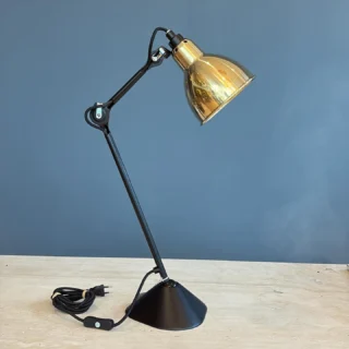 Einer meiner liebsten Schreibtisch Leuchten - mit Geschichte. So soll Choco Channel schon mit ihr gearbeitet haben 🤩#licht #leuchte #messing #tischleuchte #klassiker