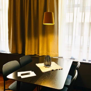 Samt #licht #lampenschirm #Hängeleuchte @studio17_hotel_bregenz @werkraum.bregenzerwald @visitdornbirn @insidedornbirn