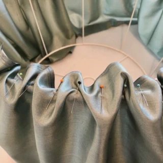 Reine Seide.
Handgenäht Stich für Stich.
Kein Serienprodukt – ein Unikat. Ein Lampenschirm. #lampenschirm
#seidenschirm
#reineseide
#handgenäht
#handwerk
#manufaktur
#unikat
#lichtdesign
#interiordesign
#slowdesign #madeinaustria
#vorarlbergdesign
#strolzleuchten