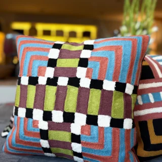 Wir machen all unsere Kissen selbst. Maßgefertigte Kissen, handgemacht bei uns.
Passend zum Lampenschirm oder zum Sofa – mit Stoffen von Dedar Milano & Pierre Frey.
#strolzleuchten #interiorinspo #custommade #textiledesign #maßanfertigung #interiordesign #kissenliebe #dedarmilano #pierrefrey #handwerk