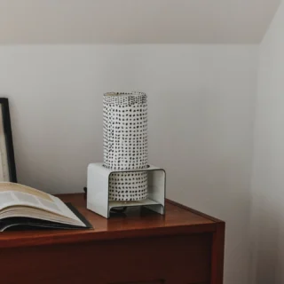 eine Hommage an die Liebe zur Emaille und die Hingabe zur Handwerkskunst.

Schlicht im Design, üppig in der Qualität.
Die emaillierte Tischleuchte Arcus ist ein echter Lebensbegleiter. Der Lampenschirm wird in einem gebogenen Metallstück mit runder Aussparung gehalten und verbreitet nicht nur angenehmes Licht, sondern fasziniert mit seinem zauberhaften Spiel von Licht und Schatten.
#emaille #licht #tischleuchte #tonefink @angelalamprecht.fotografie @werkraumschule_bregenzerwald