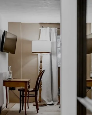 Im wunderschönen Walserhaus dem Sandbur haben wir für die Besitzerin Birgit Elsensohn eine Stehleuchte renoviert und den Schirm erneuert. Und das ist das Ergebnis. Es hat sich mehr als gelohnt. Neu Kaufen ist immer einfach, sich mit dem Bestand auseinandersetzen lohnt sich wie man sehen kann. #leinen #licht #bioleinen #reparieren #llech @werkraum.bregenzerwald @sandbur_lech