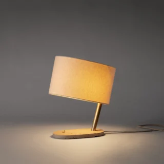 Die Tischleuchte „Vela“ ist unser Beitrag zu Handwerk und Form.
Die Leuchte greift die ruhige Selbstverständlichkeit des Designs vergangener Jahrzehnte auf. Ihre Qualität entsteht aus der Klarheit der Form, der Präzision des Handwerks und der Ehrlichkeit der Materialien. Travertin, Messing und Leinen verleihen ihr Wärme, Beständigkeit und eine zeitlose Eleganz.
Der schräg aufgesetzte Schirm lenkt das Licht. Der Lampenschirm sitzt leicht keck auf dem Messingrohr und verleiht der Leuchte ihren unverwechselbaren Ausdruck. Die asymmetrische Haltung schafft Wiedererkennbarkeit, ohne die gestalterische Ruhe zu verlieren.
Entstanden ist eine Leuchte, die sich nicht der Mode unterwirft — ein zeitloses Objekt und stiller Begleiter über Generationen hinweg. Darin liegt für mich Nachhaltigkeit.
Technisch ist die Leuchte bewusst einfach gehalten. Eine klassische E27-Fassung ermöglicht den unkomplizierten Austausch des Leuchtmittels und trägt zur Langlebigkeit der Leuchte bei. Fotografie: Michael Felder-Fontain @michael_felder_fontain 
@werkraum.bregenzerwald